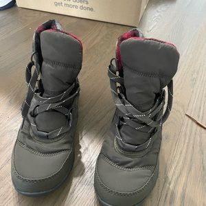 Barely worn, Sorel snow/rain boots, olive green size 6